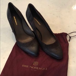 BRUNOMAGLI: Textured Suede Pump